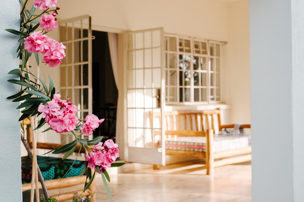 エンテベ The Guinea Fowl Bed & Breakfast エクステリア 写真